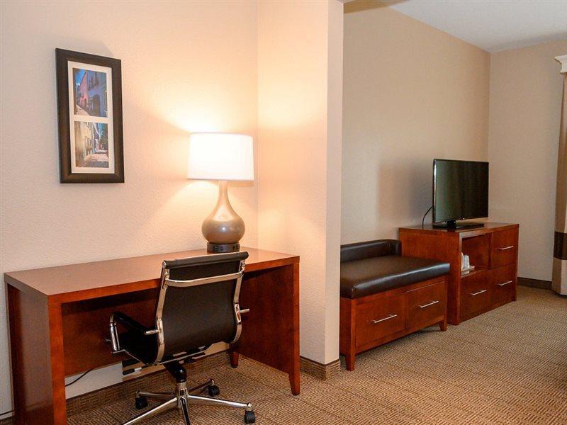Comfort Inn & Suites Patriots Point Маунт Плезант Екстериор снимка