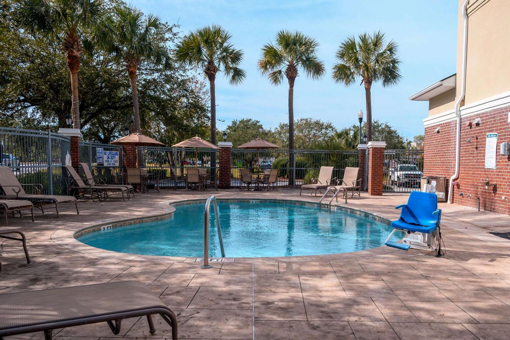 Comfort Inn & Suites Patriots Point Маунт Плезант Екстериор снимка