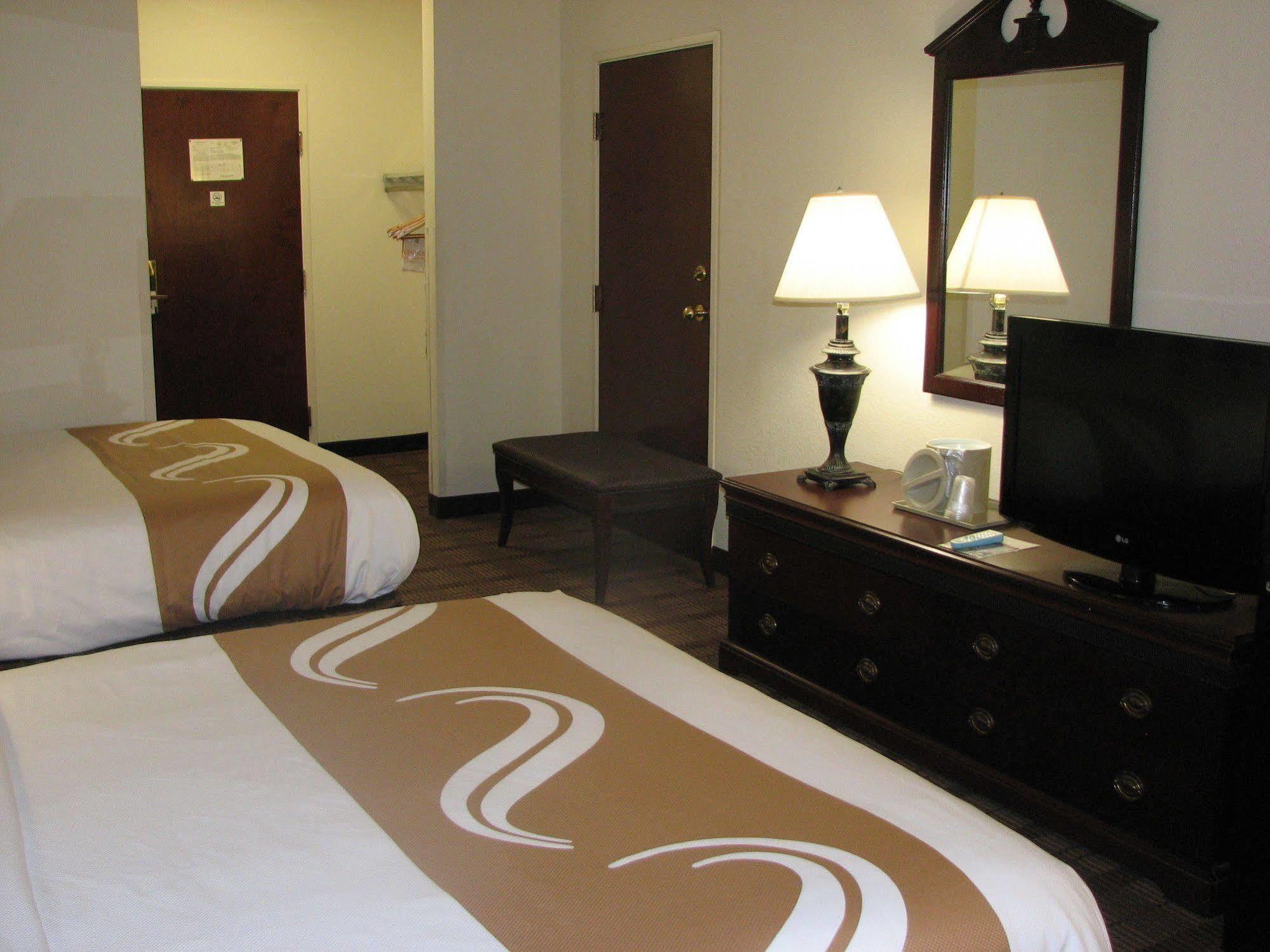 Comfort Inn & Suites Patriots Point Маунт Плезант Екстериор снимка