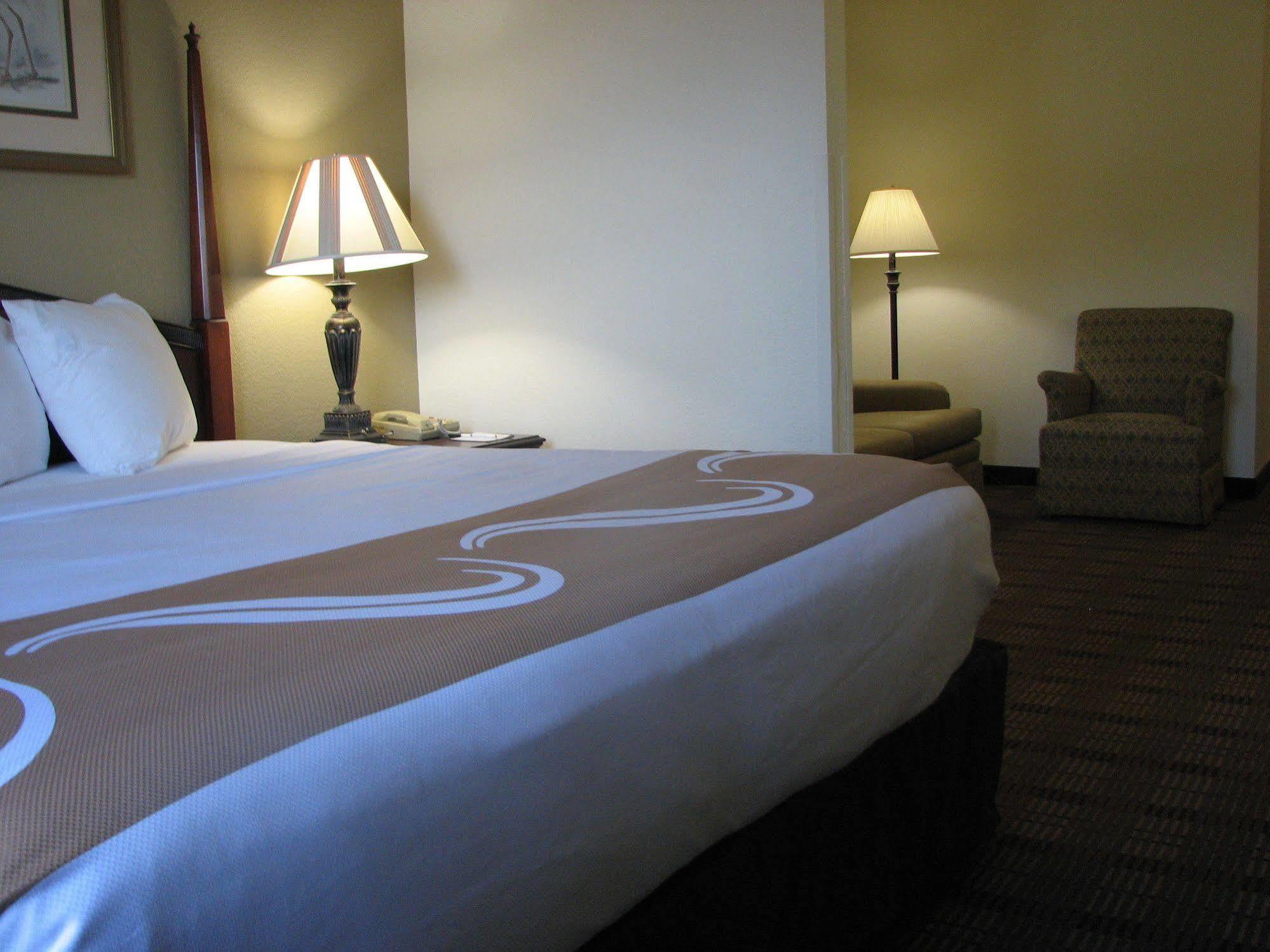 Comfort Inn & Suites Patriots Point Маунт Плезант Екстериор снимка