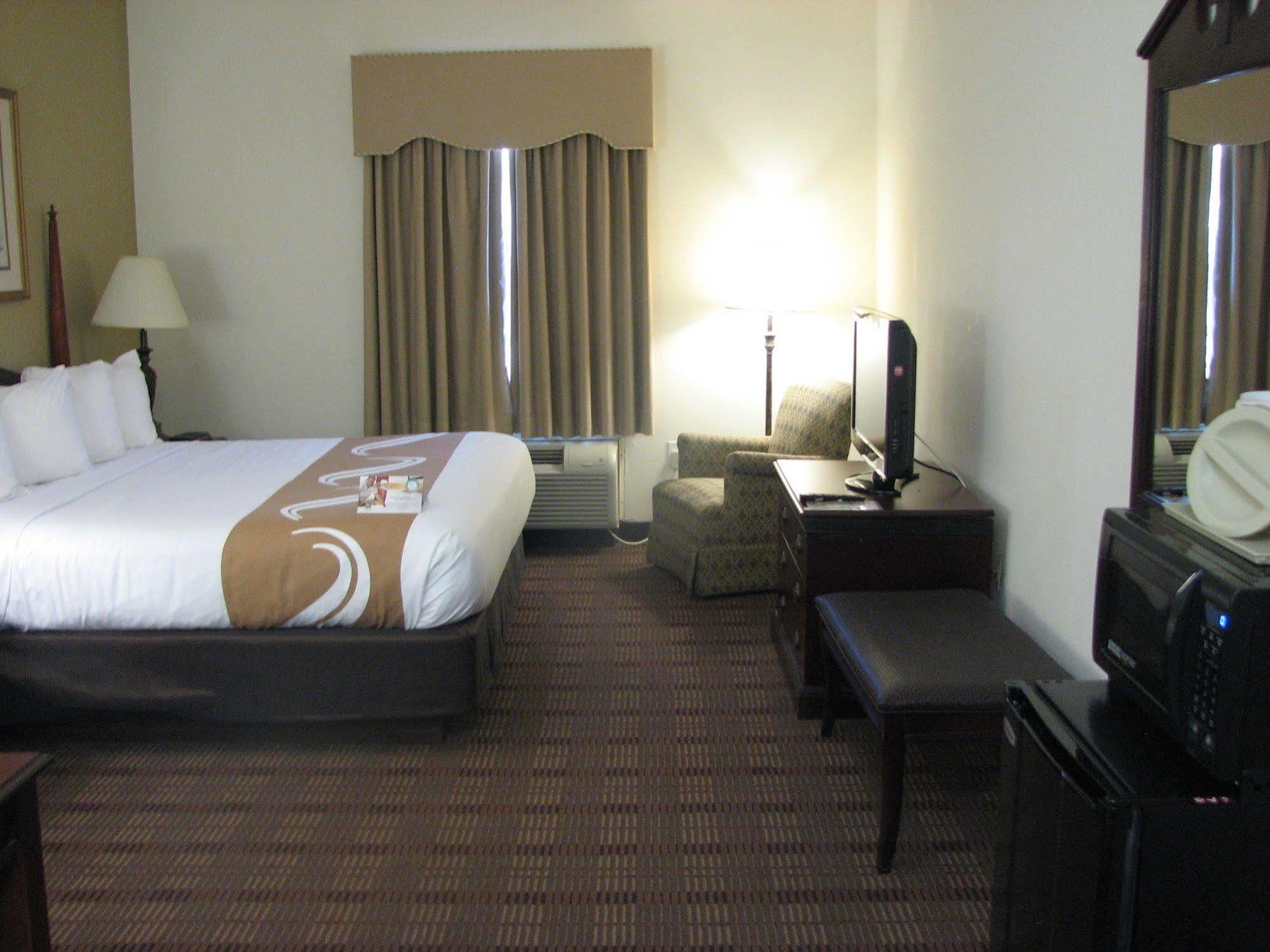 Comfort Inn & Suites Patriots Point Маунт Плезант Екстериор снимка